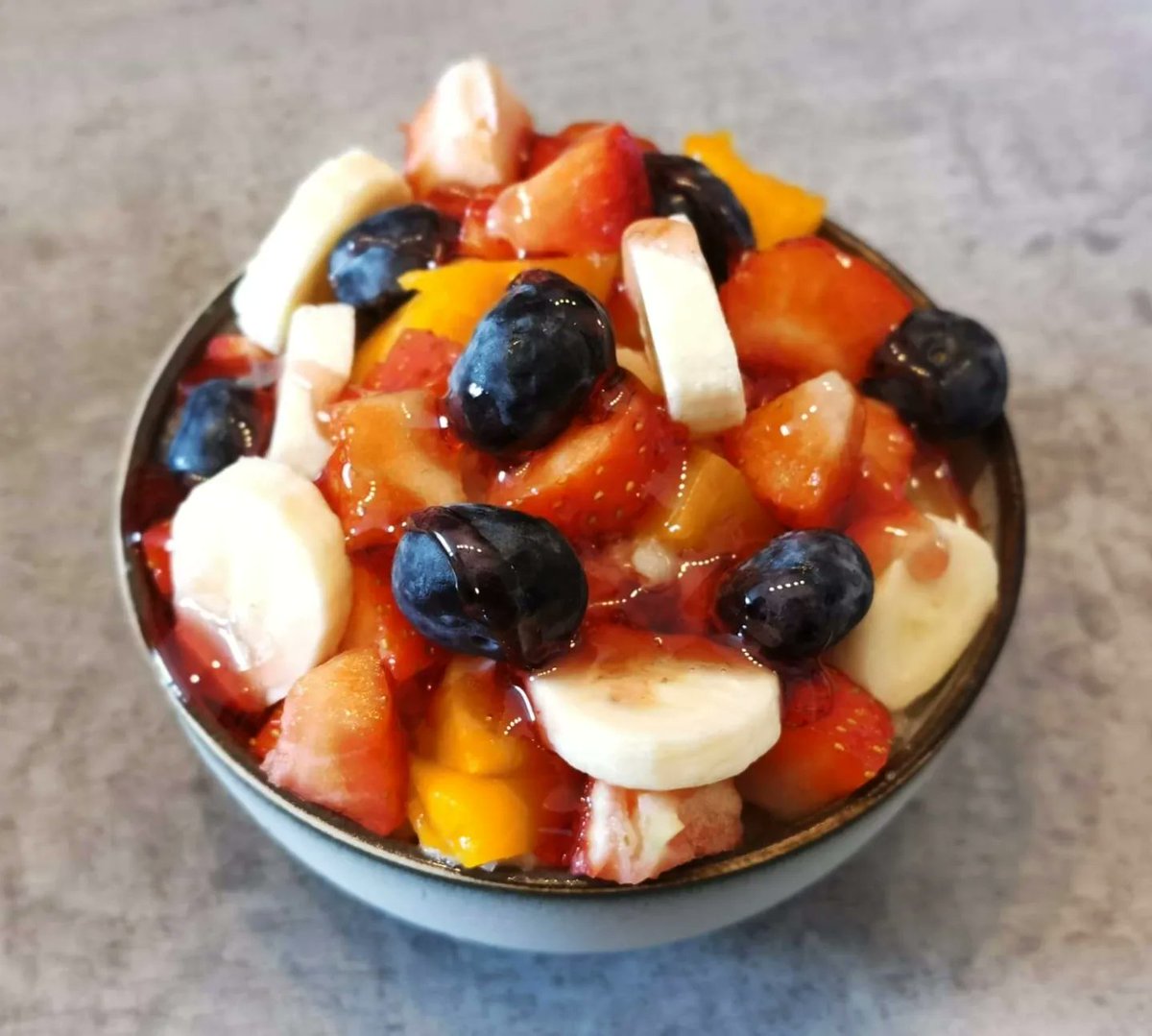 Hotpot_Spot's tweet photo. Another heat wave? Perfect time to try out icepots. Made with shaved soy milk and milk free toppings they are all vegan friendly. Available in four flavours:

-Fruity 
-Crunchy
-Matcha
-Traditional 

It is just what you need to beat the heat! 
#cardiff #hotpotspot #shavedicepots https://t.co/vqPnp9WQJ5