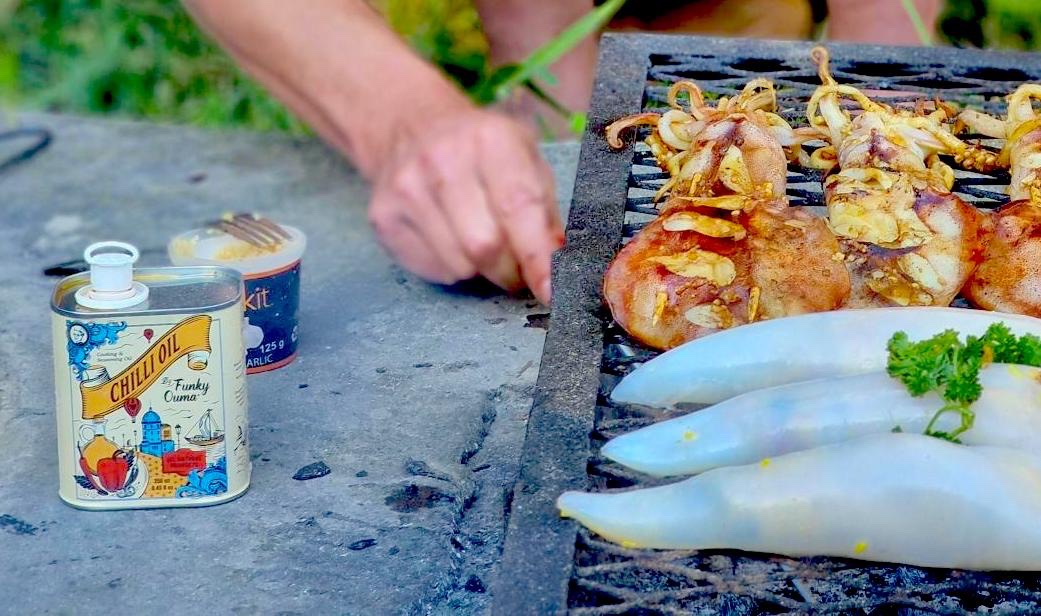 diewanderlus's tweet photo. @HennieBosman4 &amp; @HellingerNicole se geheim vir daardie perfekte smaak en geur is te danke aan @Oumafunky.  Kyk hoe lip-lekker heerlik lyk die calamari!
| @kykNETtv | @blixemZA | https://t.co/c48xUufDno