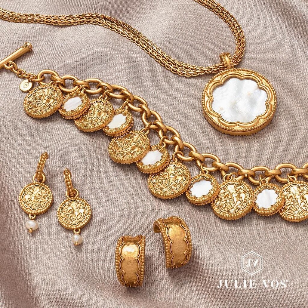 SuburbStyle's tweet photo. The Trieste Coin bracelet is easily one of my favorite pieces in the new Julie Vos collection! 

#shopedenlifestyle #friscotexas #friscomoms #friscotx #frisco #julievos https://t.co/IoQq4HLWo5 https://t.co/xXwIOLk4Nr