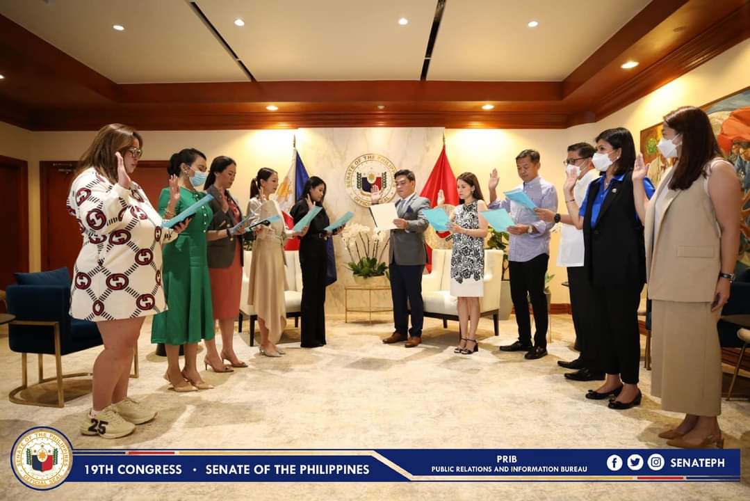 senatePH's tweet photo. Senate President Juan Miguel “Migz” F. Zubiri (center) administers the oath of office to the newly-elected officers of the Senate Spouses Foundation, Inc. (SSFI), Tuesday, August 9, 2022. #SenatePH 1/3 @migzzubiri https://t.co/gu5ZBCaHCf