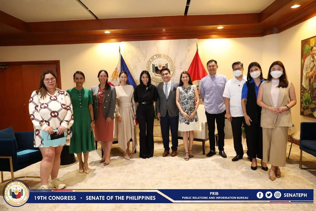 senatePH's tweet photo. Senate President Juan Miguel “Migz” F. Zubiri (center) administers the oath of office to the newly-elected officers of the Senate Spouses Foundation, Inc. (SSFI), Tuesday, August 9, 2022. #SenatePH 1/3 @migzzubiri https://t.co/gu5ZBCaHCf