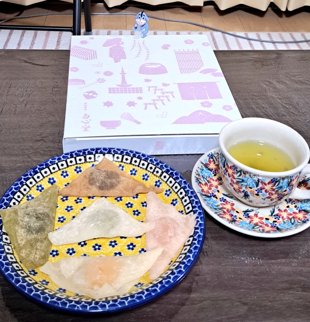 m1768138's tweet photo. なんと半額の500円でGETした八ツ橋がとても美味しい🤤
本日やっとダイソーでイーヨーのガーデンピックを見つけました😊(ついついプーさんとピグレットも購入😏)
#ポーリッシュポタリー #おうちカフェ #和菓子 #八ツ橋 #白心堂 #ディズニー #DAISO https://t.co/i2VldnftXH