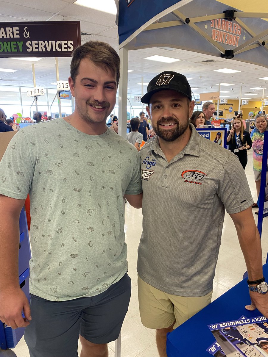 Justin_Simon12's tweet photo. @StenhouseJr great little meet and greet!! Like I mentioned to ya, come on up to @OhswekenSpdway sometime and race!! We’d love to have you race sprint cars. @NosEnergyDrink @SJMRacing17 @MarshallRacing_ https://t.co/UjujtpGa7f