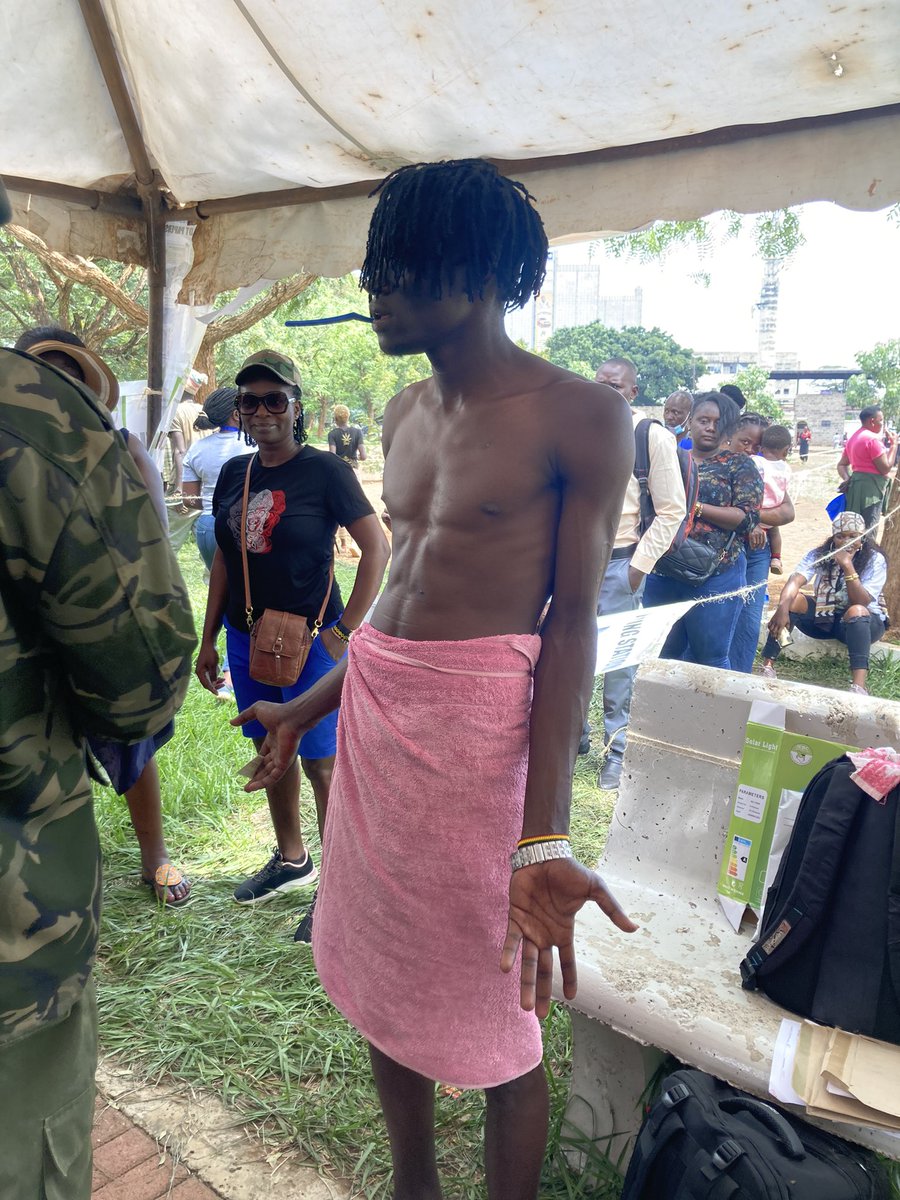 povonewstv's tweet image. Kenyan man turns up to vote wrapped in a towel &amp;amp; a toothbrush in his mouth at the Kenyatta Grounds in Kisumu.

The Kisumu man claimed he was in the bathroom when a friend called him and he did not want to be left behind.

#KenyaDecides #Kisumu