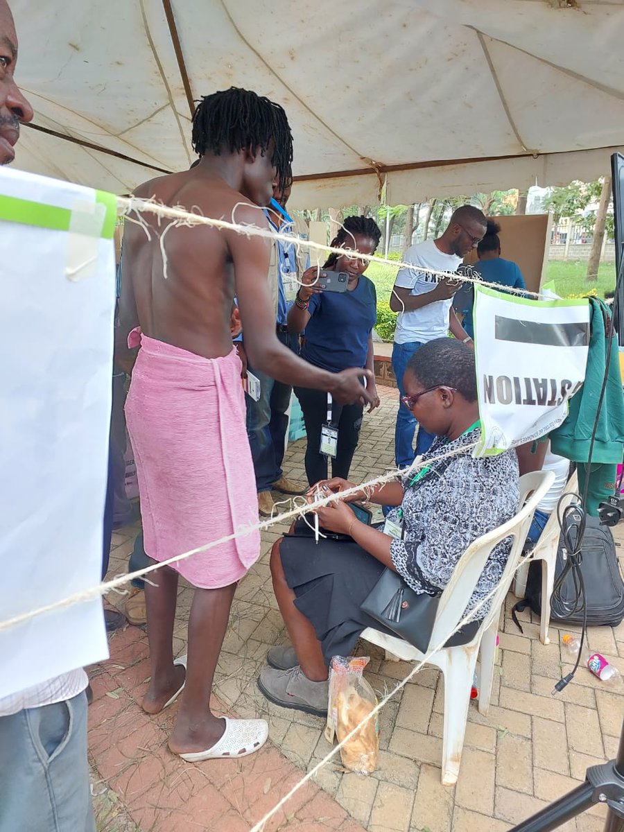 povonewstv's tweet image. Kenyan man turns up to vote wrapped in a towel &amp;amp; a toothbrush in his mouth at the Kenyatta Grounds in Kisumu.

The Kisumu man claimed he was in the bathroom when a friend called him and he did not want to be left behind.

#KenyaDecides #Kisumu