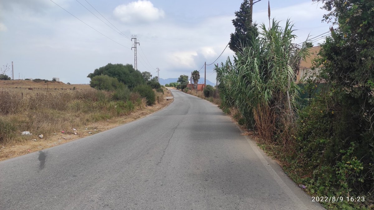SaraibaXx's tweet photo. @LosBarriosHoy Después de reclamar que limpiaran los filas de la barriada para prevenir males mayores, vemos que solo limpiaron parte de ello a penas la mitad, es una vergüenza que se tenga que decir algo que es lo normal que siempre se hace por peligros de incendio e inundación. https://t.co/d6RXD4OCB1