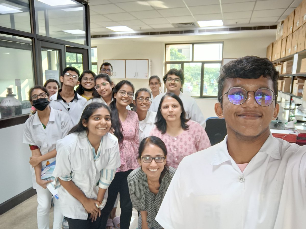 Fun filled day with undergrad students from various universities in Gujrat. So much enthusiasm, curiosity and excitement in looking at protein structures in 3D and growing their own crystals. <a href="/unescorcb/">RCB</a> #outreach <a href="/2moumitaghosh2/">Moumita Ghosh</a> <a href="/shikharaghav8/">Shikha Raghav</a>