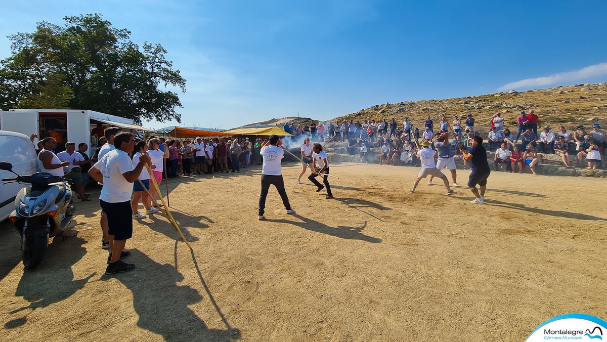 Montalegre's tweet photo. "JOGO DO PAU" NA INAUGURAÇÃO DO ESPAÇO DE LAZER DO "SENHOR DOS AFLITOS" (PAREDES - SERRA DA CABREIRA)
#municipiodemontalegre #montalegre #paredes #salto #senhordosaflitos #fé #religião #jogodopau #corva https://t.co/ZluyVtwqOI