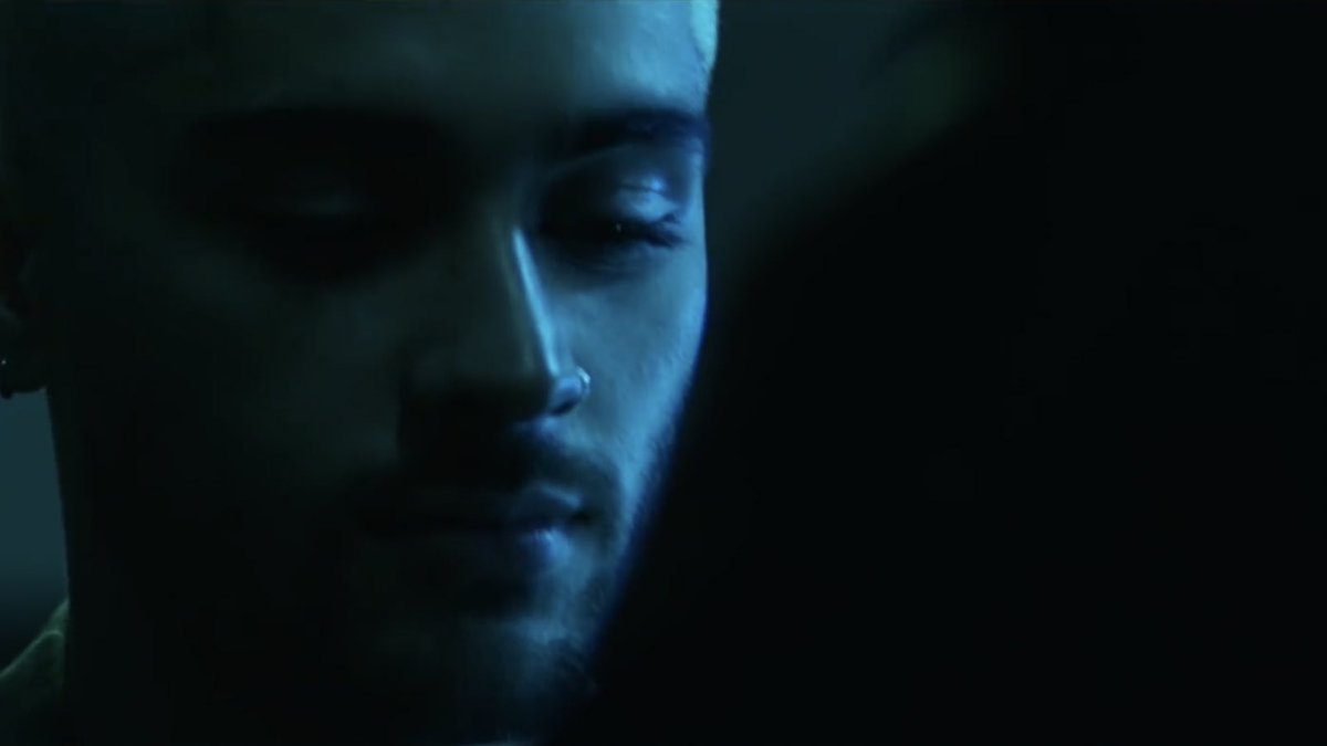 scrptdfalls's tweet photo. zayn malik in this part of dusk till dawn’s mv!! #DTDto2Billion https://t.co/V3lksH5CsI