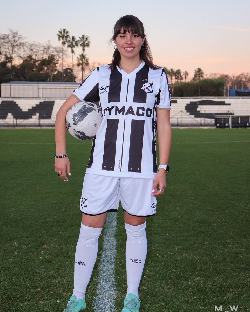Nueva etapa, nuevos comienzos🤍🖤
<a href="/mwfc_femenino/">Montevideo Wanderers Femenino</a> 
Ph: <a href="/romerofer_uy/">Fernando Romero</a>