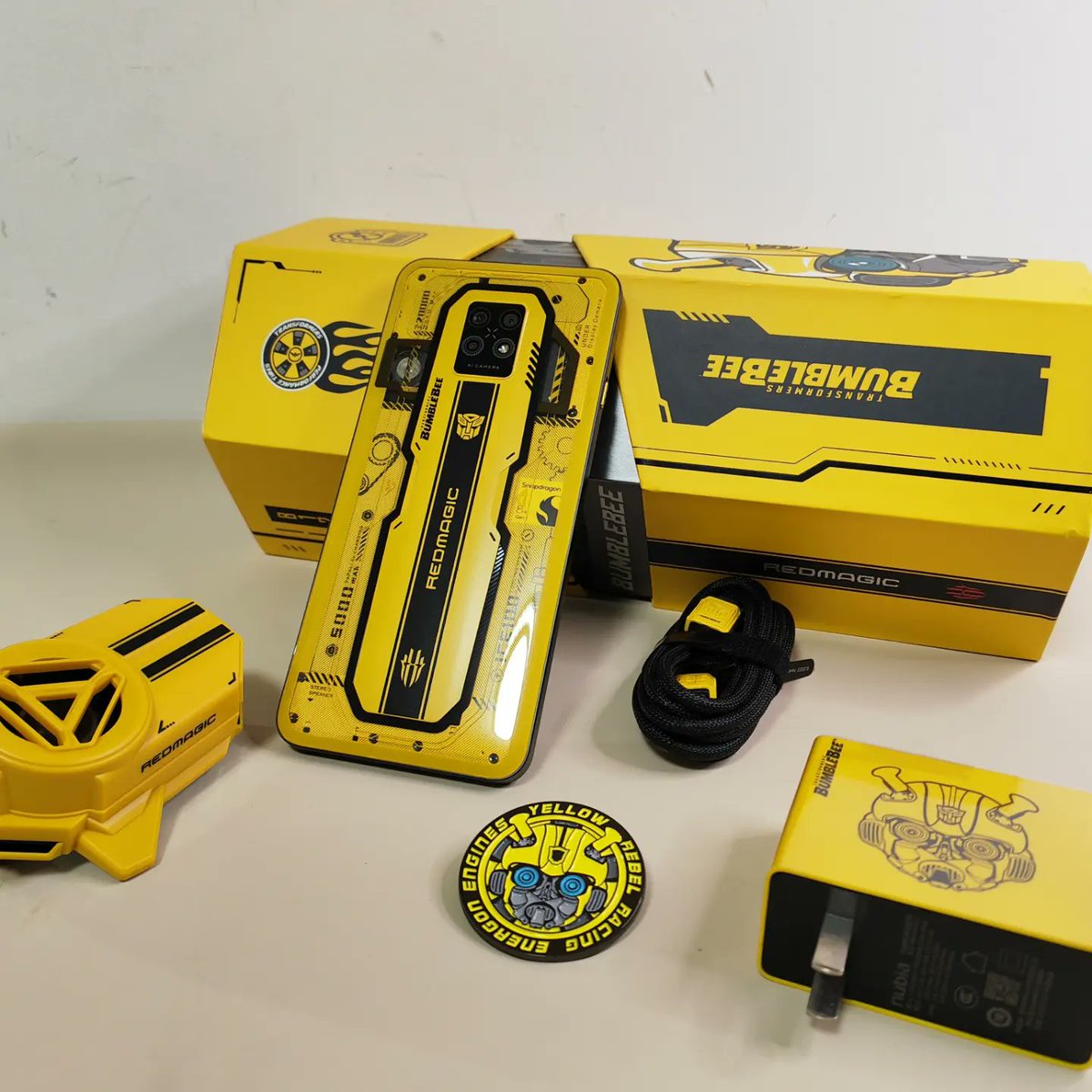 heling1682002's tweet photo. Redmagic 7s Pro x Hasbro Bumblebee Edition. #redmagic5g #bumblebee  @redmagicgaming @Hasbro @bumblebeemovie https://t.co/aHOYYyRJv7