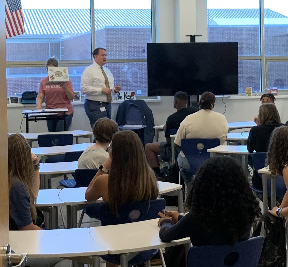 AllenHicks66AP's tweet photo. Welcome to the tribe @J_Renaissance @Jostens @shsindiantribe @SCPSchools @ThomasTaylorEdD @NicholstcTom https://t.co/DM3ZlWrzi1