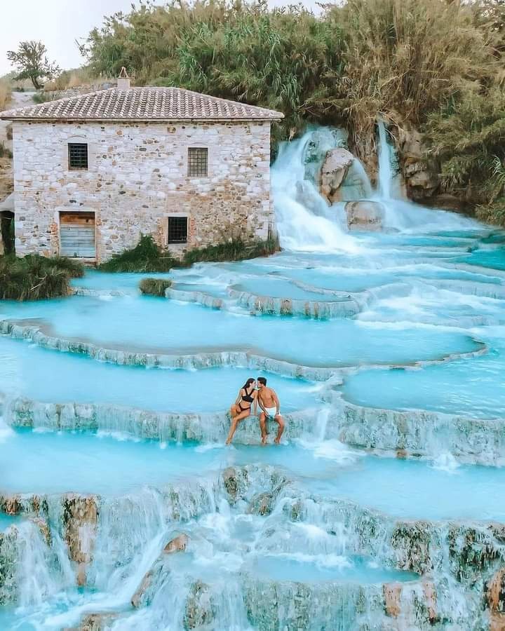santorinicol's tweet image. #Lugaresdondequieroir
Termales de Saturnia en la región de La Toscana en Italia. 

Preferiblemente ir en Julio cuando se celebra el Festival Vivamus, que te ofrece desfiles, bailes y espectáculos teatrales de día y de noche..😘

¿Se parece a Pamukkale en Turquía no?