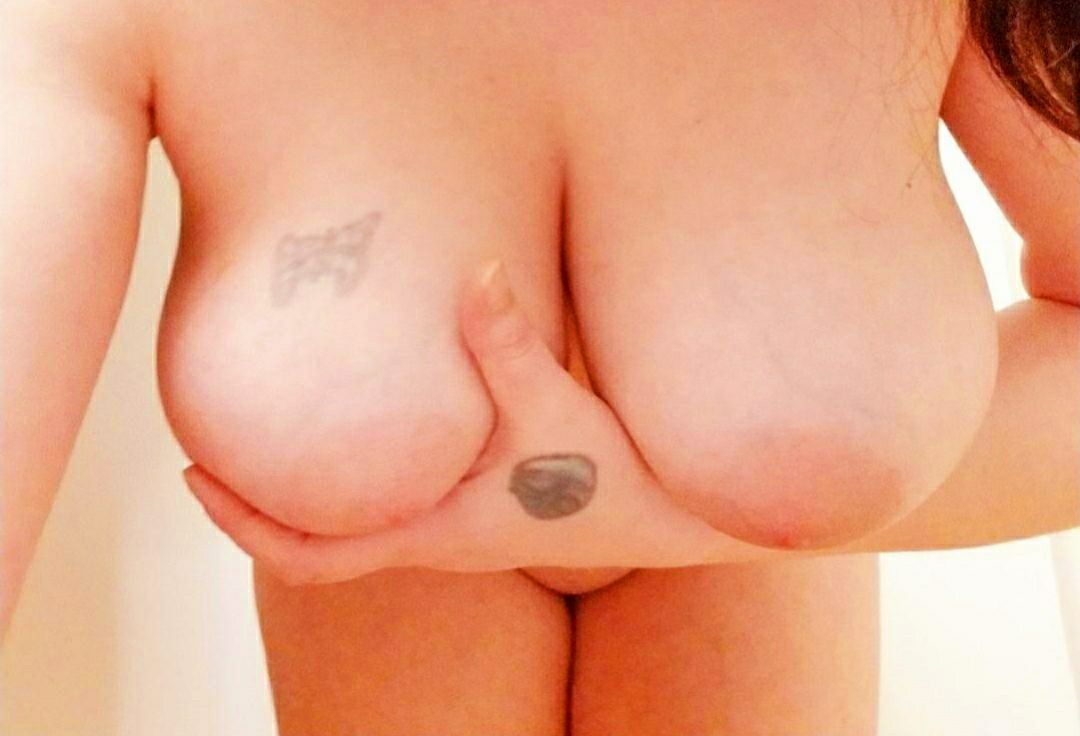 Lauraleigh_XOXO's tweet photo. Retweet if you would suck on my big bouncy boobs 🤤 https://t.co/nS20rVClka