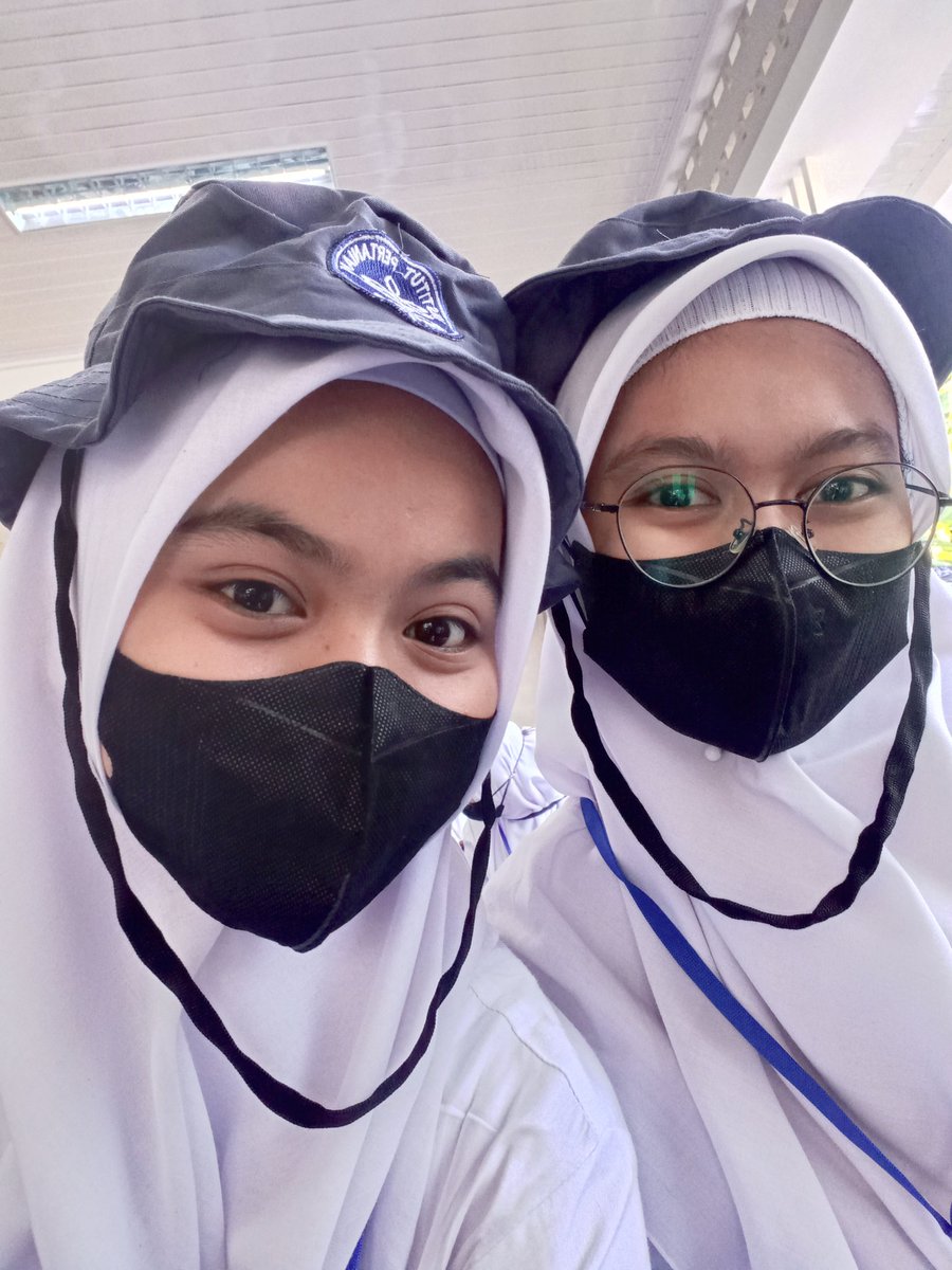 IndahValiza's tweet photo. Yeayy!Foto bareng temen pake topi mpkmb SV IPB ✨lucuu banget meskipun armada kita ga kebagian tempat didepan tapi mpkmb hari pertama tetap seruu💗
#VOKASIIMPACK #MPKMBSVIPB59 #IPBDIGDAYA #VOKASIJUARA https://t.co/mObxG7JDnG