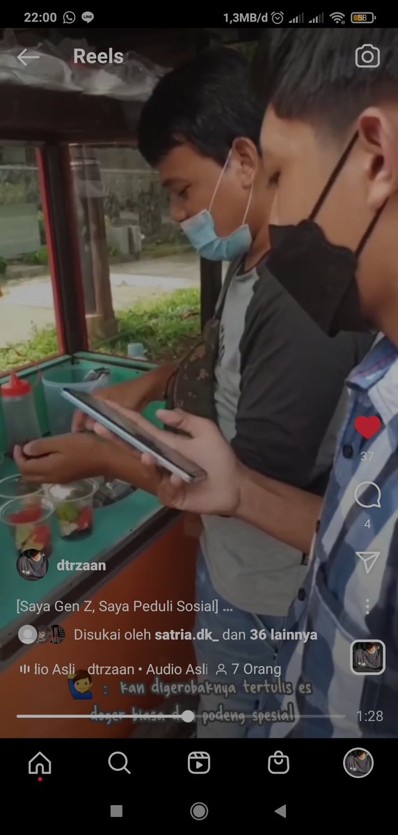 botolbeling12's tweet photo. [Aksi kita]

Orang pertama yang saya temui adalah bapak Adin, pak Adin seorang penjual sebuah jajanan yg dekat dengan rumah, disini saya mempromosikan jajanannya kpd orng lain

#vokasiimpact #MPKMB59SVIPB #IPBDIGDAYA #VOKASIJUARA #TheGlimpseStoryofGatamalaAgrinawa https://t.co/sQ8ZU8x15P