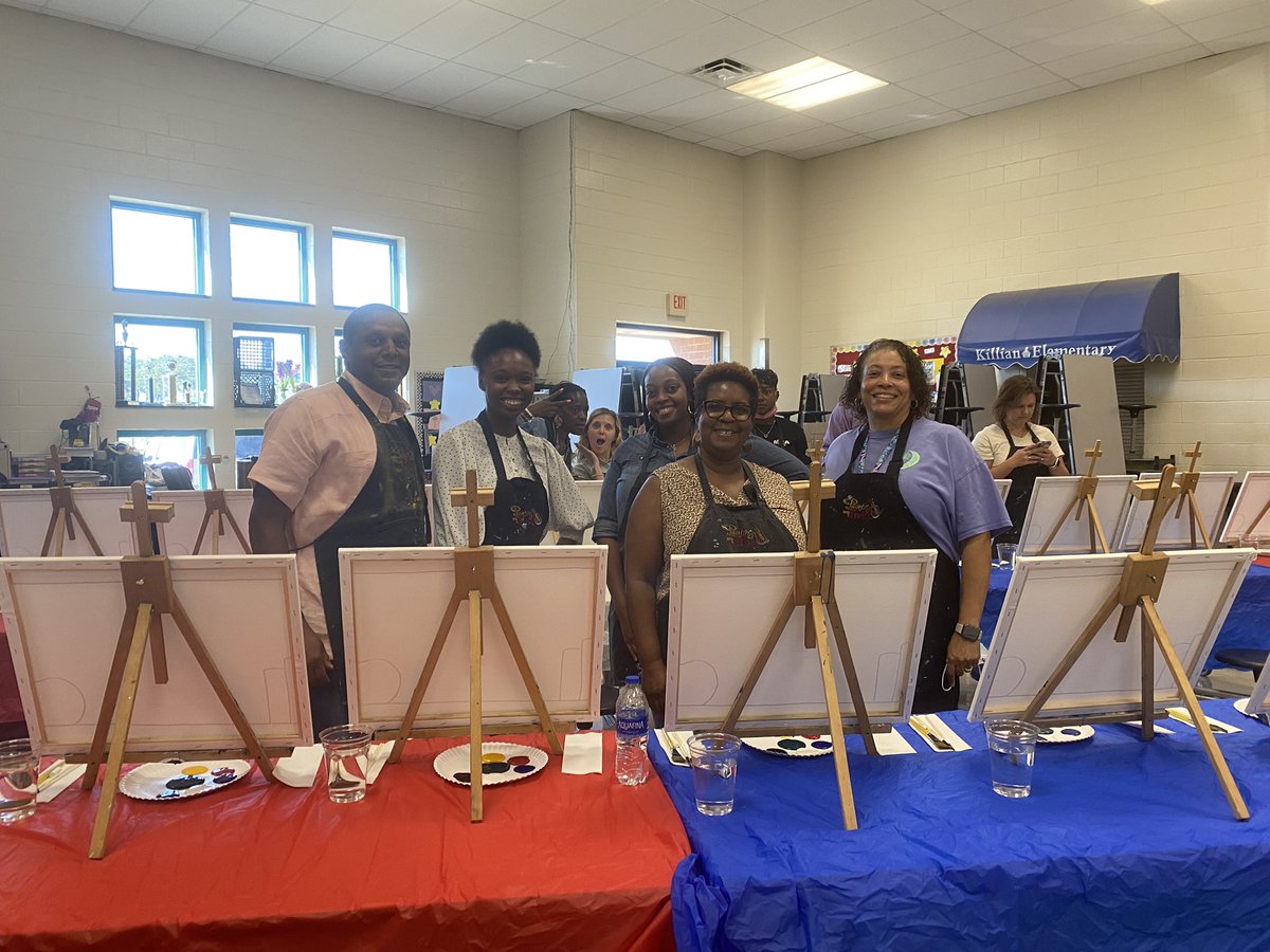 marlena_council's tweet photo. Oh what fun!! We are so excited to welcome back our Leading Lions @Killian_STEAM for the 22-23 school year! It’s going to be a great year!! @franklinscsu @RichlandTwo https://t.co/Ia5xuFjqu3