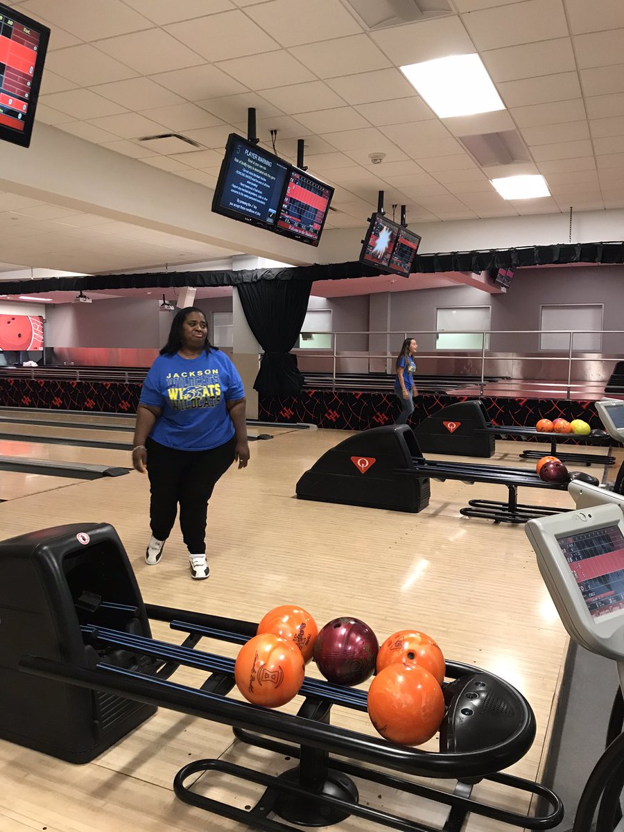 LibraryWildcats's tweet photo. Team Building part 2: Jackson’s teachers bonding through game play. We’re getting ready for our students! #RoartoSoar #JacksonIntermediate #piasreads #schoollibrarians https://t.co/r3J9PYVZsk