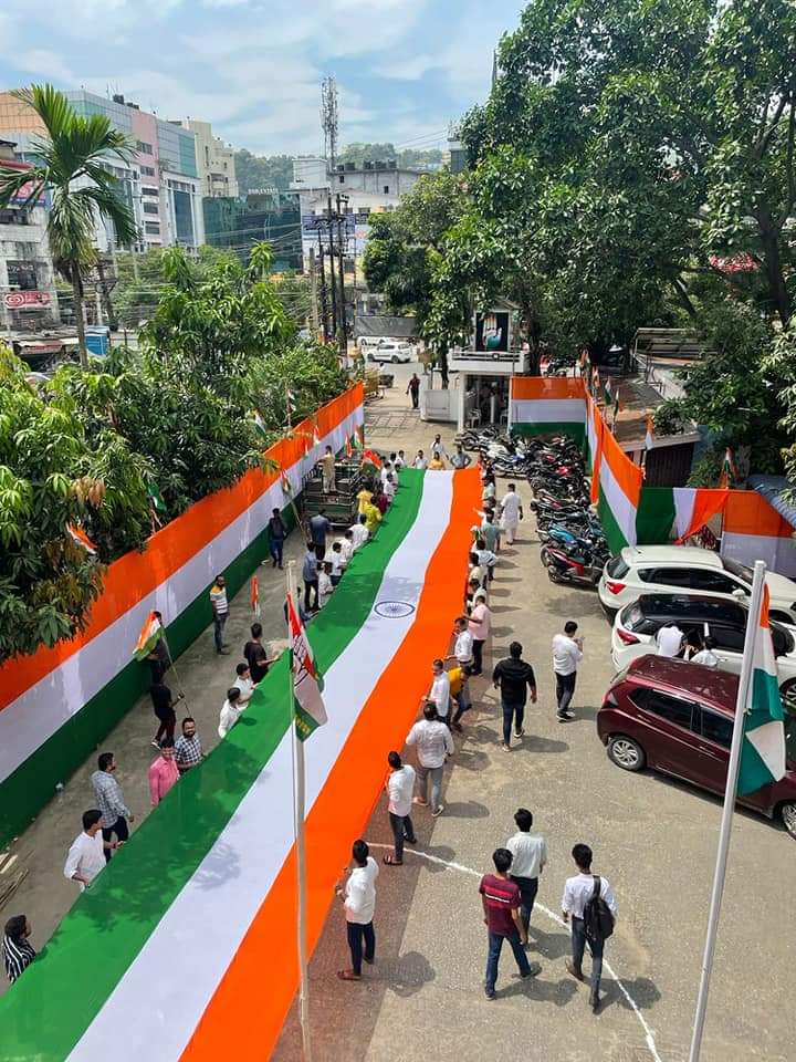 Remembering our forefathers who fought for the Independence struggle, members of @IYCAssam carried out #AzadiGauravYatra in Gauhati, #Assam

#आज़ादी_गौरव_यात्रा 🇮🇳 #IndiaAt75 
#HarGharTiranga