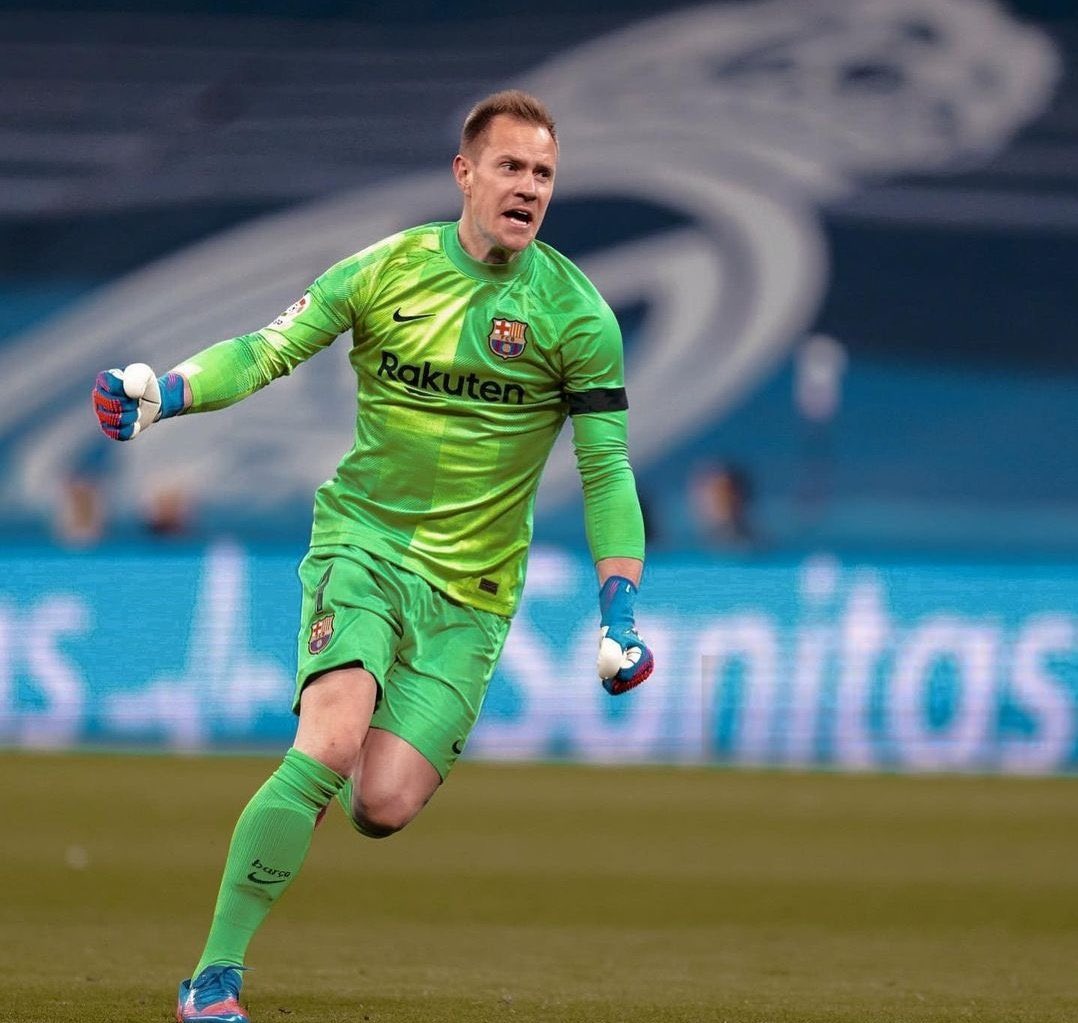Aaronvalden77's tweet photo. 🚨❕ Si el contrato de Ter Stegen queda nulo, el jugador quedaría libre ya que acabaría contrato y rechazó varias ofertas.

Ahora el jugador le dijo al Barça que estaba disponibilidad del club para reajustar de nuevo su contrato.

🧤Capitán. https://t.co/3BpUdOB4WI