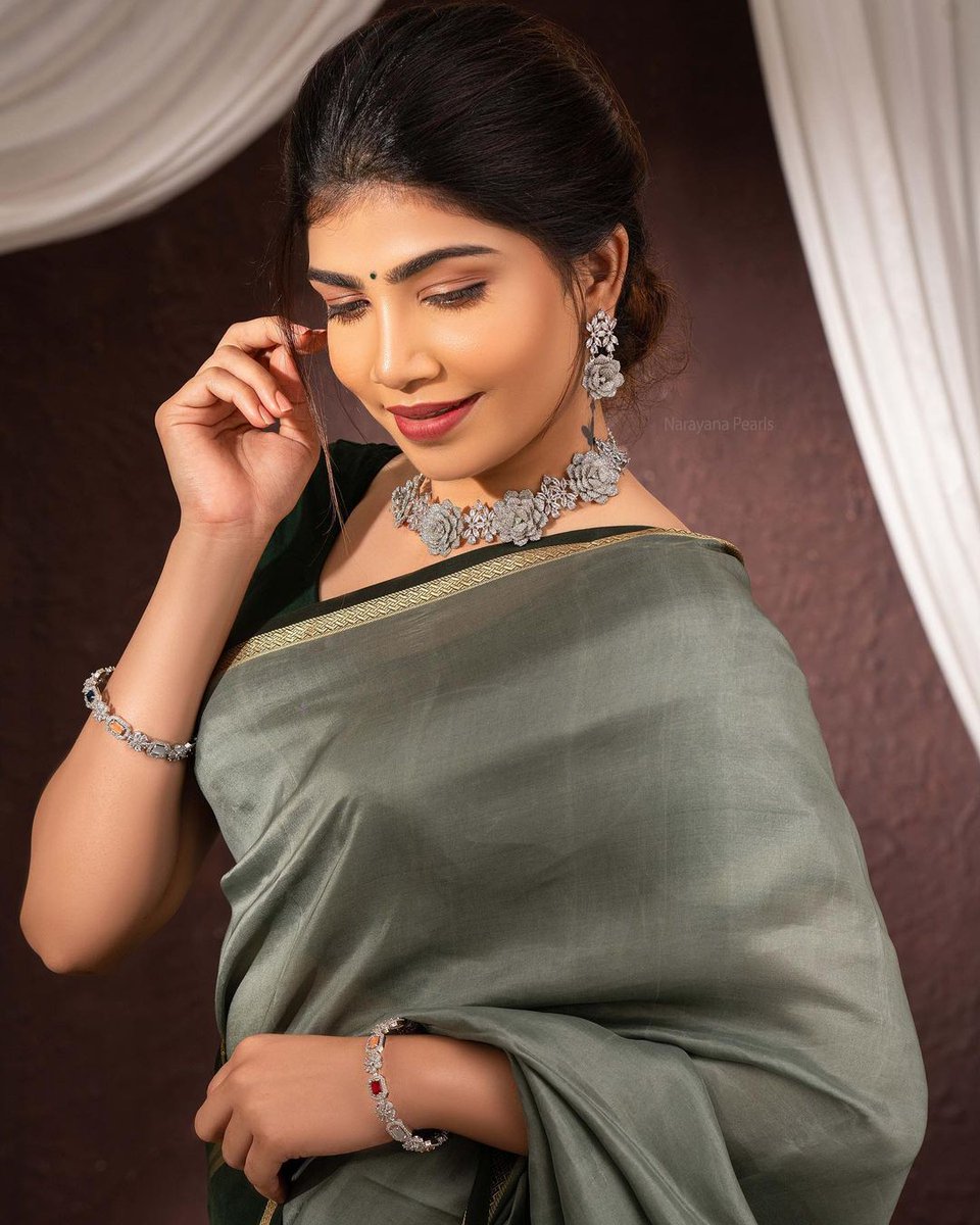 Prabhastylish's tweet photo. Actress #afrina Dressed Up As Gorgeous Diva In Traditional Wear For Her Latest Photoshoot ๐ธ
@Afrina96988718 @Prabhastylish https://t.co/p2UaW26ID4