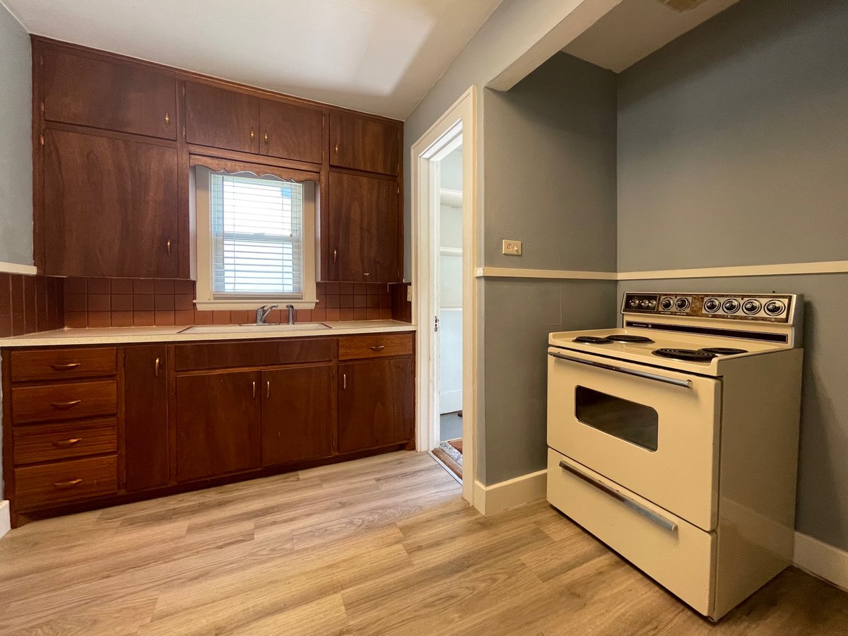 C21Midlands's tweet photo. Check out this 2 bed, 1 bath home with detached 2 car garage! Learn more at https://t.co/muLPYcJdfv. https://t.co/UsfwFio86s