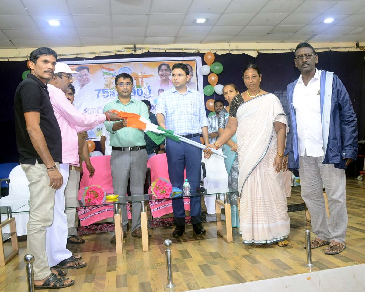 ACLB_JSB's tweet photo. Distribution of National flags as part of "Swatantra Bharata Vajrotsavalu" in JS-Bhupalpally District HQ.

50,000 Flags have been distributed to various Households today.
@Collector_JSK https://t.co/ZsuyI4CQwq