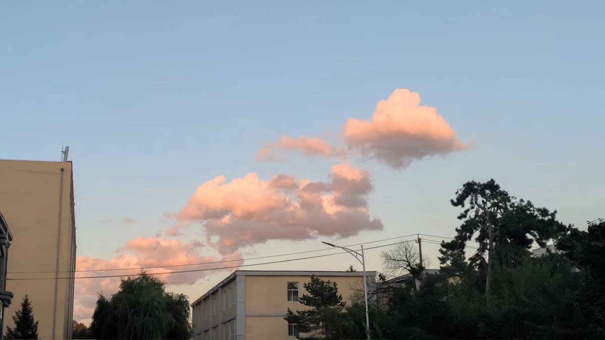 这个城市的天空是唯一的慰藉