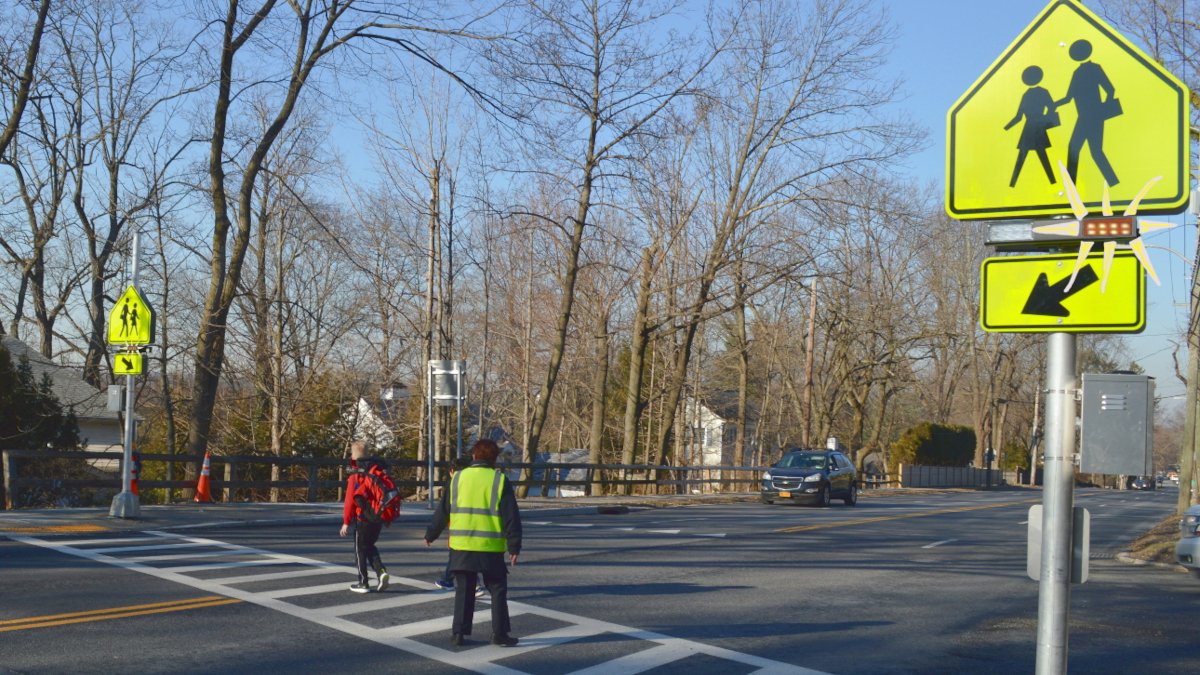 ScarsdaleGov's tweet photo. #Scarsdale Police Department needs dedicated and reliable candidates to serve as school crossing guards. Starting pay is $15/hr, plus some benefits, and increases to $24.08/hr after 12 months. Interested candidates should contact Sergeant LoGiudice at 914.722.1200. https://t.co/oPzkZZscud