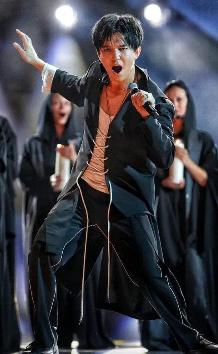 DearMayganMJFan's tweet photo. 💫It's not the tone of his voice, as much as it's the control, texture and range.
I don't like him because he's perfect. I like him because he's hugely talented&hard working. 👑❤️
#BeWithMe #FlyAway #Dimash_Okey ❤️ https://t.co/FxFYPG0AVY