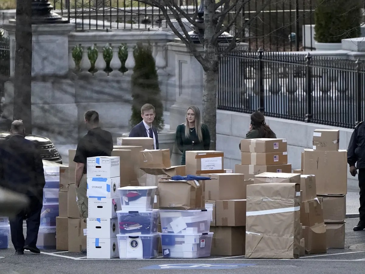 1JaySC's tweet photo. From now on, every time the Repugs say "Hunter Biden's Laptop" or "Hillary's Emails" just respond with "Trump's Toilet" or "Trump's Stolen Documents"
#TrumpToilet 
#TrumpRaid 
#TrumpIsGuilty https://t.co/Ew5qLjAq38