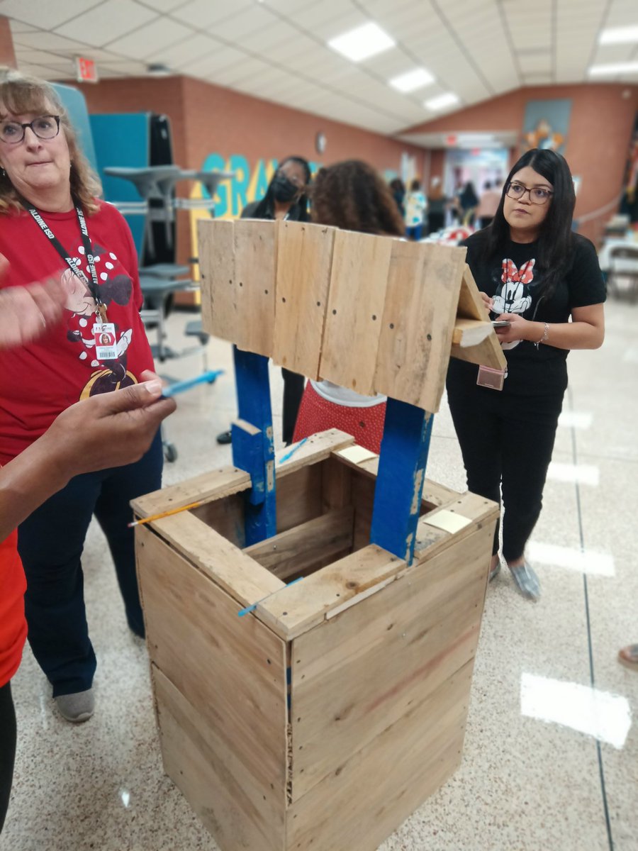 LeaLinthicum's tweet photo. 1sy Day Back @GrayES_AISD @LAshley2016 #grayland #dreamit https://t.co/dpy2uvt6Sp