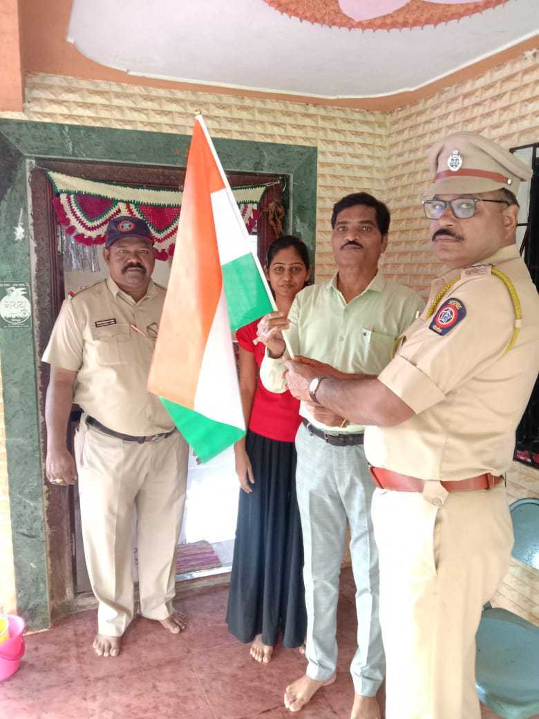 RatnagiriPolice's tweet photo. @DGPMaharashtra @InfoRatnagiri @AmritMahotsav #HarGharTiranga #Devrukh https://t.co/JecFAwMOvm