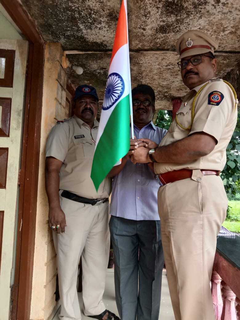 RatnagiriPolice's tweet photo. @DGPMaharashtra @InfoRatnagiri @AmritMahotsav #HarGharTiranga #Devrukh https://t.co/JecFAwMOvm