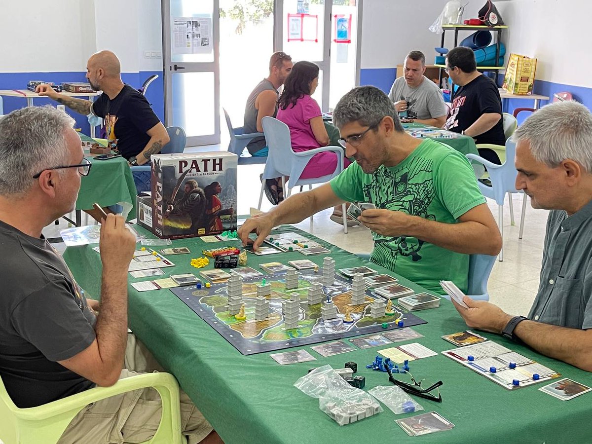 acmueveficha's tweet photo. Jugando al #pathoflightandshadow publicado por @DevirIberia se trata de un juego de construcción de mazos.
#juegodemesa #juegosdemesa #games #boardgames #devir #deviriberia #devirgames https://t.co/26inwvKtQD