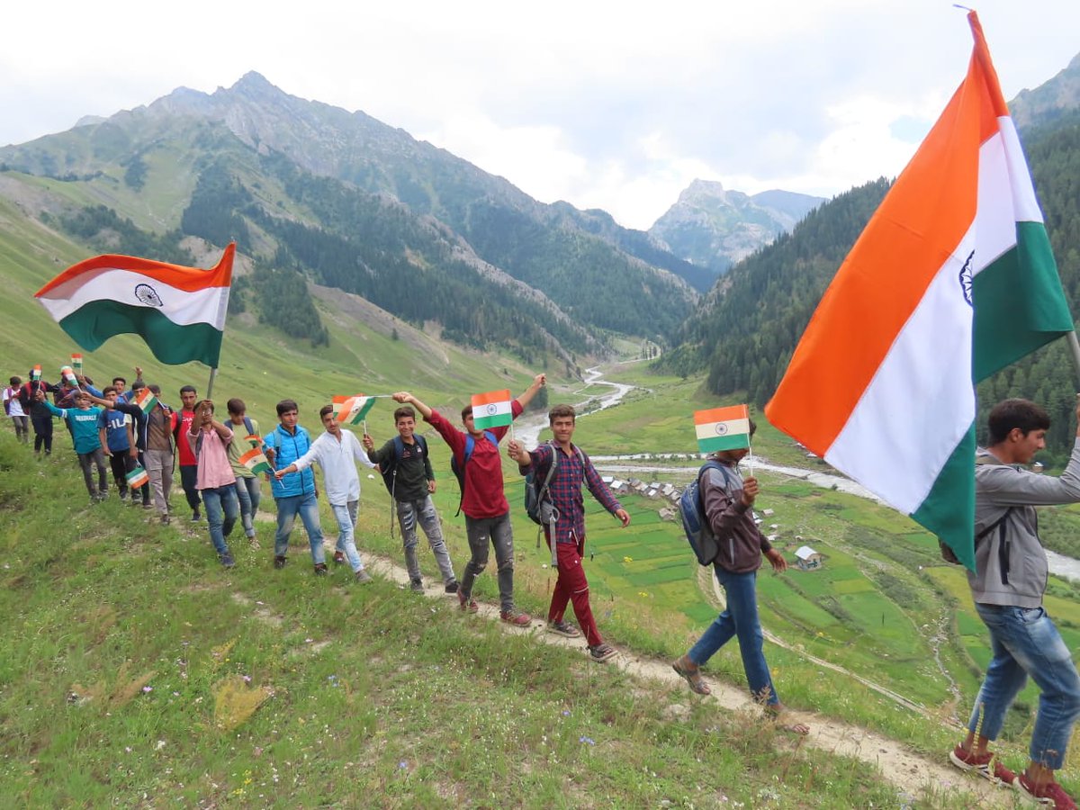 bahisht_kgali's tweet photo. Youth and children of Tulail valley in Jubilation of #AzadiKaAmritMahotsav Trekking displaying love towards Tiranga @ChinarcorpsIA @RadioChinar @pranav_aquarian @gijojoseph1982 @Snow61078072 @onlinegurez @LoneSulaiman786 @danishnaseer414 https://t.co/HGnmJDAW7I