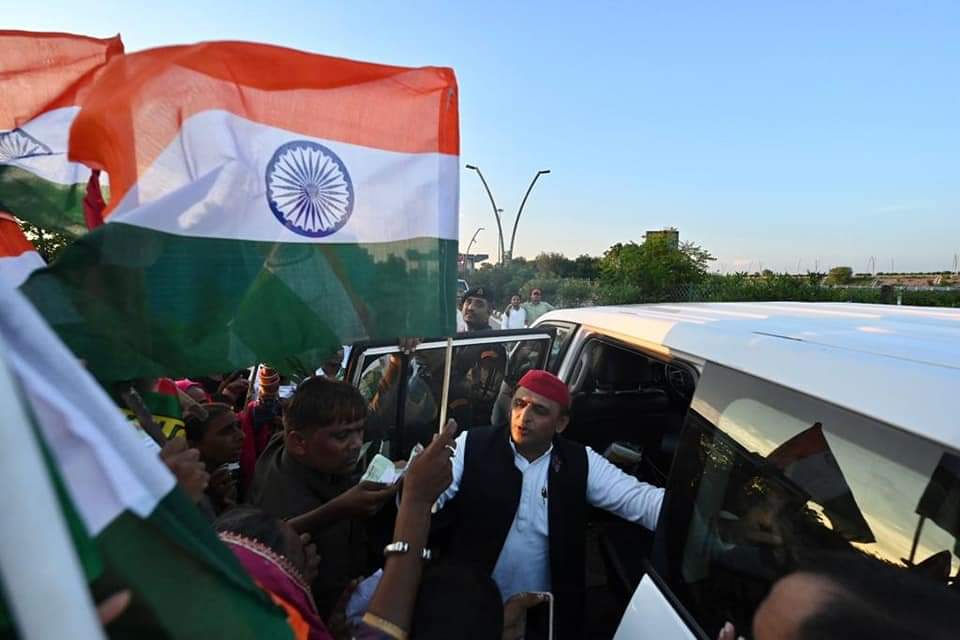 SpHaroon's tweet photo. आज कन्नौज में "तिरंगा पदयात्रा" के दौरान माननीय राष्ट्रीय अध्यक्ष श्री @yadavakhilesh जी।
@samajwadiparty @Samajwadibbk https://t.co/CZFhwBDunD