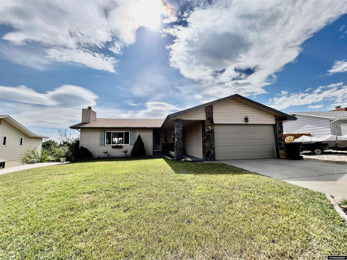 AngelaJue1's tweet photo. Check out this property just listed in 82604 https://t.co/EbNtzy0QXo https://t.co/7mbE9Fq8oZ