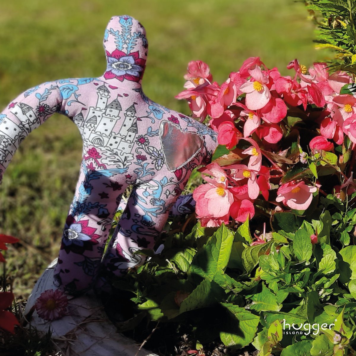 huggerisland's tweet photo. ¡Los Abrazadores de Feria de Flores listos para salir de la isla!
Diseños de temporada para que sorprendas a tus seres queridos durante el mes de agosto o para darte un regalo amoroso de ti para ti.
#regalaunabrazo #huggerisland #bienestaremocional #feriadeflores #medellín https://t.co/JcNwZ3gXGQ