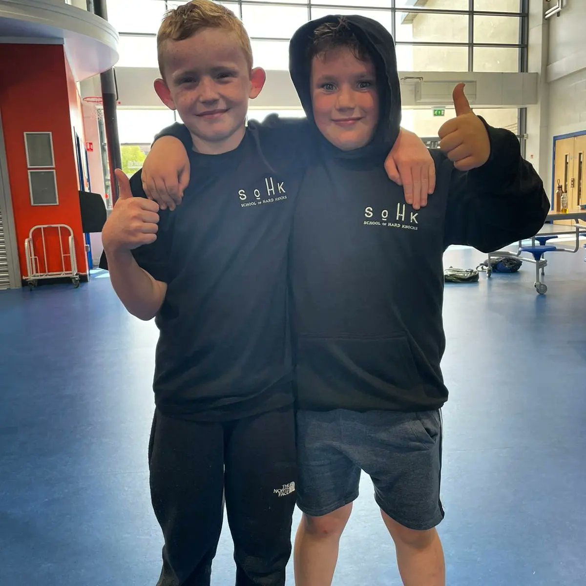 SOHKCharity's tweet photo. Lots happening at SOHK Scotland this week!!

Our Summer Lift Off, Holiday Programme participants are delighted with their School of Hard Knocks kit 😎

Meanwhile our adults programme in Glasgow enjoyed some yoga to kick off their week!! https://t.co/RPTLlX5iaO