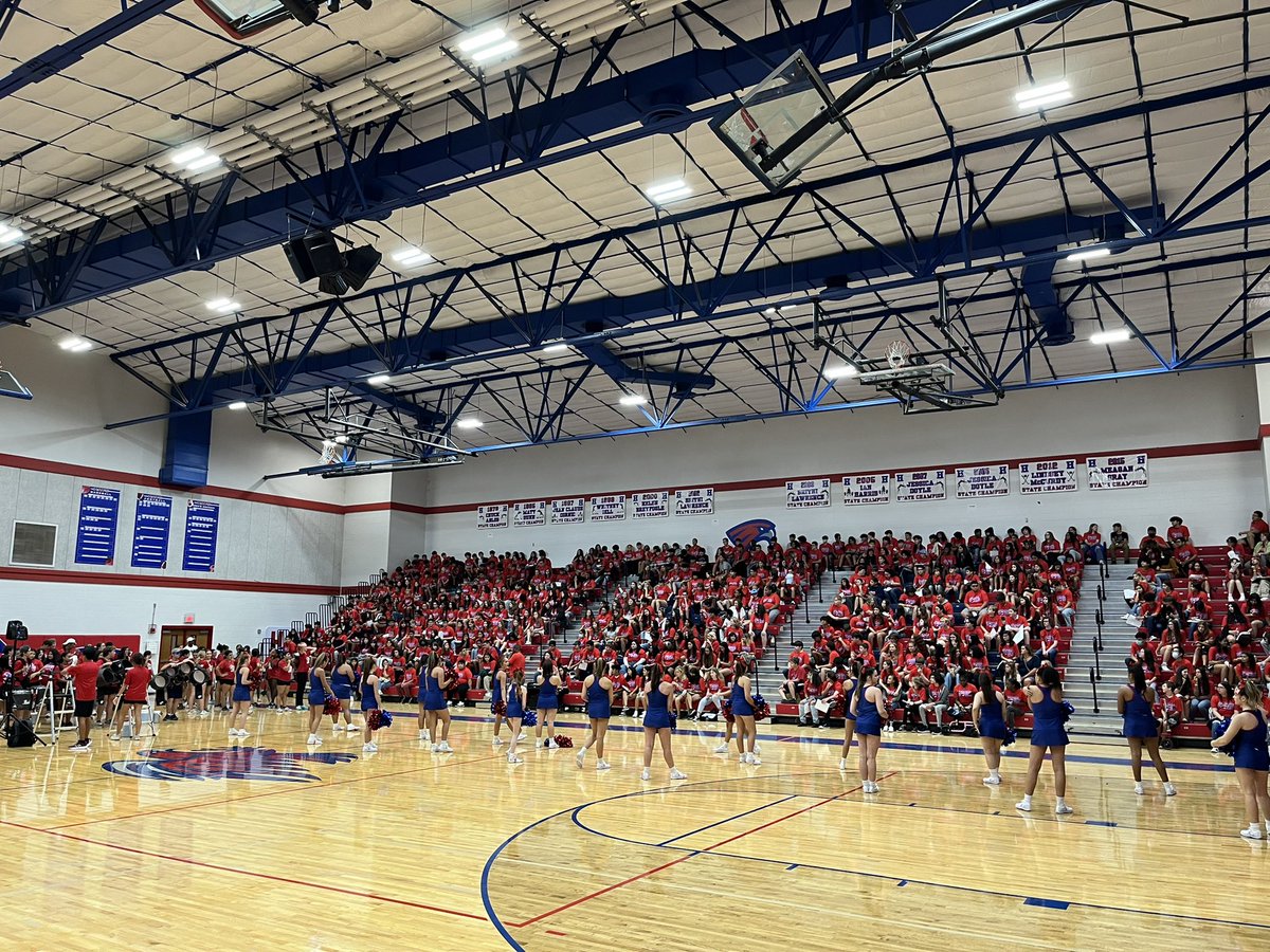 BudaHaysFB's tweet photo. We had a great time at flight school yesterday with our incoming freshmen. @hhshawkcheer @HaysBands great performance to wrap it all up. Thank you @Datrotter4 for pouring kindness and K.E.Y.S into our freshmen class. Thank you admin team for putting this together @Hays_Hawks https://t.co/wDErzqof5l