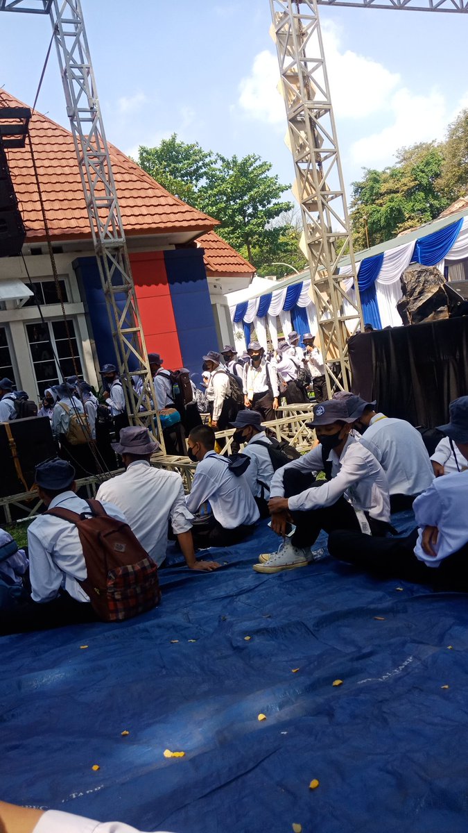 syalmacahyaa's tweet photo. ( MPKMB DAY 1 )
dikampus gunung gede ada penyambutan dari rektor, dekan dan para dosen, terus ada safari prodi juga seru banget jd lebih tau tentang prodi masing2😍 #VOKASIJUARA #VOKASIIMPACK #IPBDIGDAYA #MPKMB59SVIPB #TheGlimpseStoryofGatamalaAgrinawa https://t.co/SGiYHEe9NS