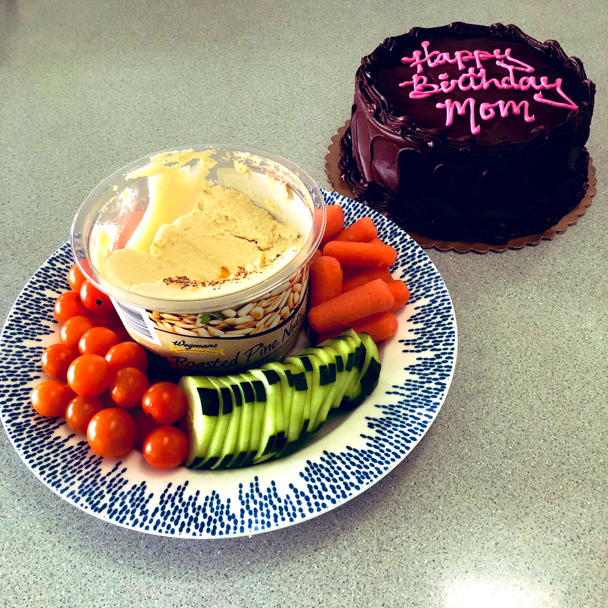 LeighTobes's tweet image. 🥒Crudités w/ roasted pine nuts hummus~ baby carrots🥕 &amp;amp; local cucumber and tomatoes from #MessicksFarm Market. #shoplocal #locallygrown #HappyBirthdayMom🎊 #bdaycrudité #veggiesandcake🎂 @DebLeeTobes🎉