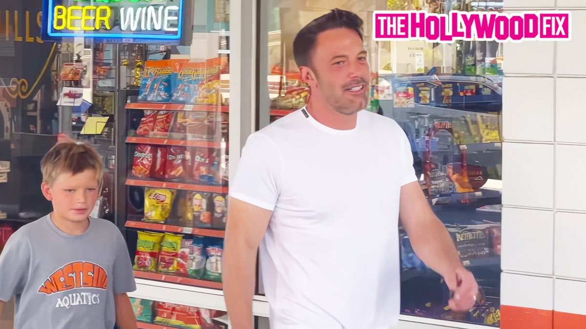 HollywoodFix's tweet photo. #BenAffleck &amp; His Son #SamuelAffleck Take The #RollsRoyce Out For A Snack Run At 76 Gas Station In Beverly Hills, CA 8.7.2022 https://t.co/gz2h9EBtKJ [Video &amp; Imagery Supplied By LESE/BACKGRID] https://t.co/1iz3DpVJN6