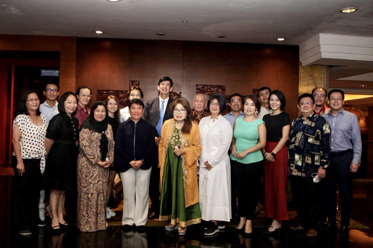 MsiaAusAlumni's tweet photo. Dinner with @AusHCMalaysia, HE Dr Justin Lee who was appointed as MAAC Patron last year. It was also really good to see our Honorary Advisors again, Puan Sri Datin Seri Dr Susan Cheah, Dato' Ir. (Dr.) Lee Yee Cheong &amp; Professor Datin Paduka Dr Khatijah Mohamad Yusoff https://t.co/fwiFL1A34V