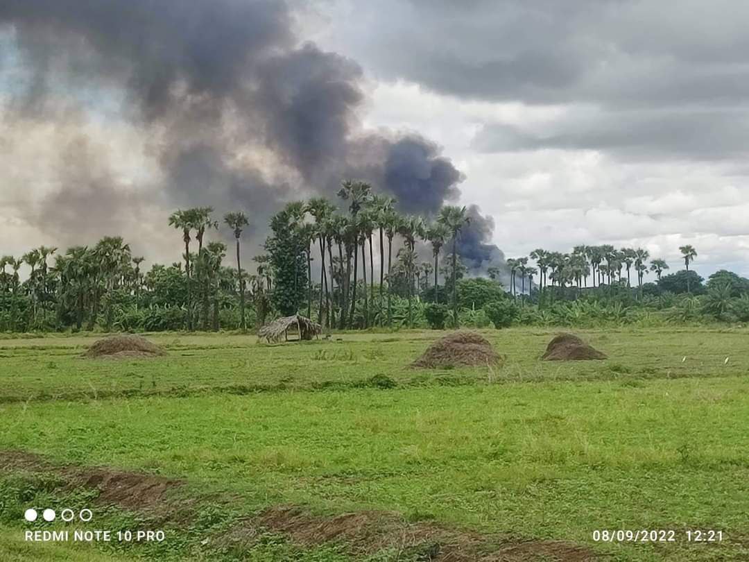 #WarCrimesOfJunta 🚨

Heart breaking footages from Sagaing, Central Burma.

Junta forces burn down the entire village of Sudat on Aug 8, civilians are now fled to safe location and 40 civilians have been used as human shield by the junta's troops.

(1/2)
#WhatsHappeningInMyanmar