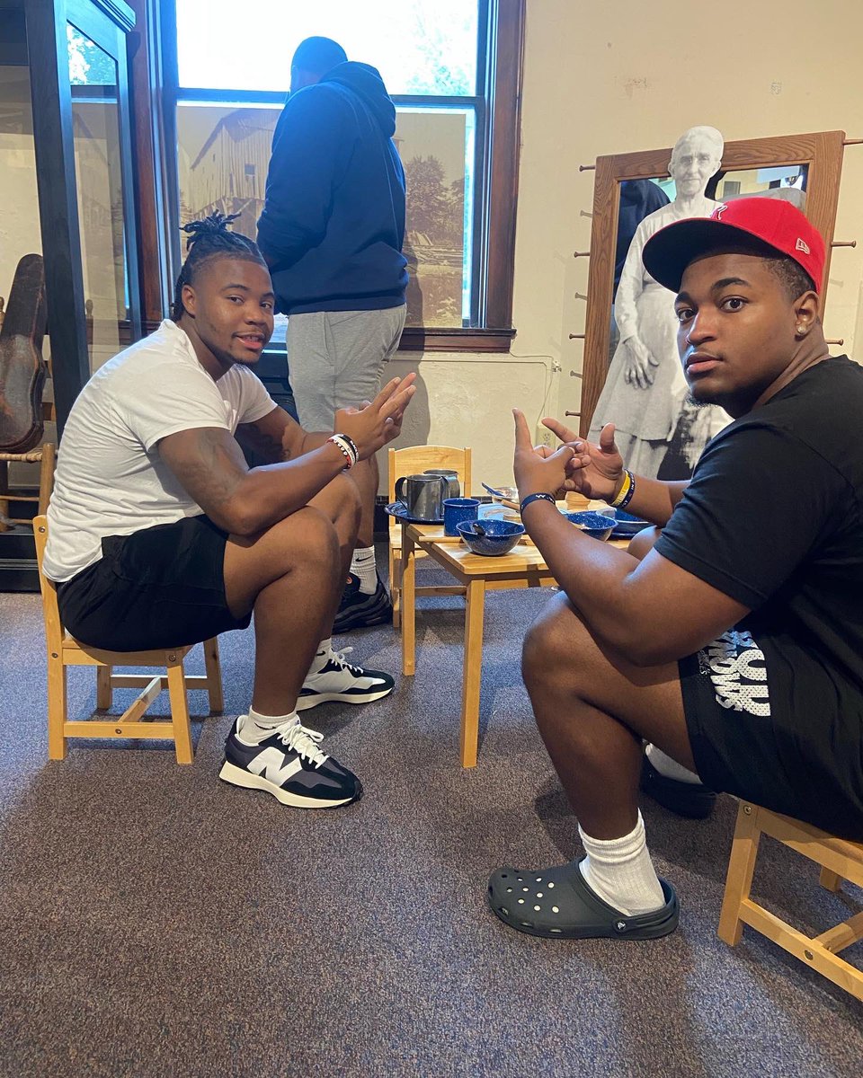 Thrive on the town! Thank you @discoverdowntownfranklin and shout out to our tour guide Ken,  or as the students call him “K dawg”, for welcoming our students to the town of Franklin☺️.