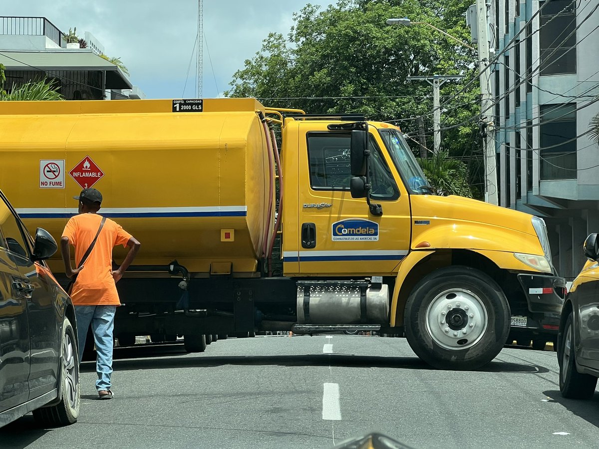 Aquí les presento a los dueños de las calles o por lo menos de esta que paran el transito 15 mins porque su labor es mas importante que las de todos los otros ! Comdela muy bn!!! <a href="/INTRANT_RD/">Instituto Nacional de Tránsito y Transporte</a> <a href="/Imprudenciasrd/">Imprudenciasrd</a>