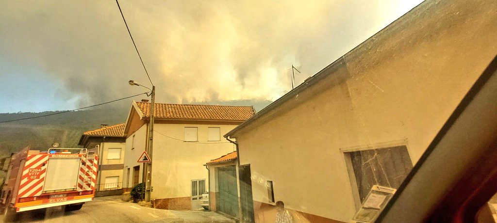 VOSTPT's tweet photo. ℹ️🔥#IRCovilhã 09AGO2022 16H27
#incêndio visto desde #Sameiro 🔥ℹ️
Foto: @O_Alentejano99 / @VOSTPT https://t.co/QdulUydRXG