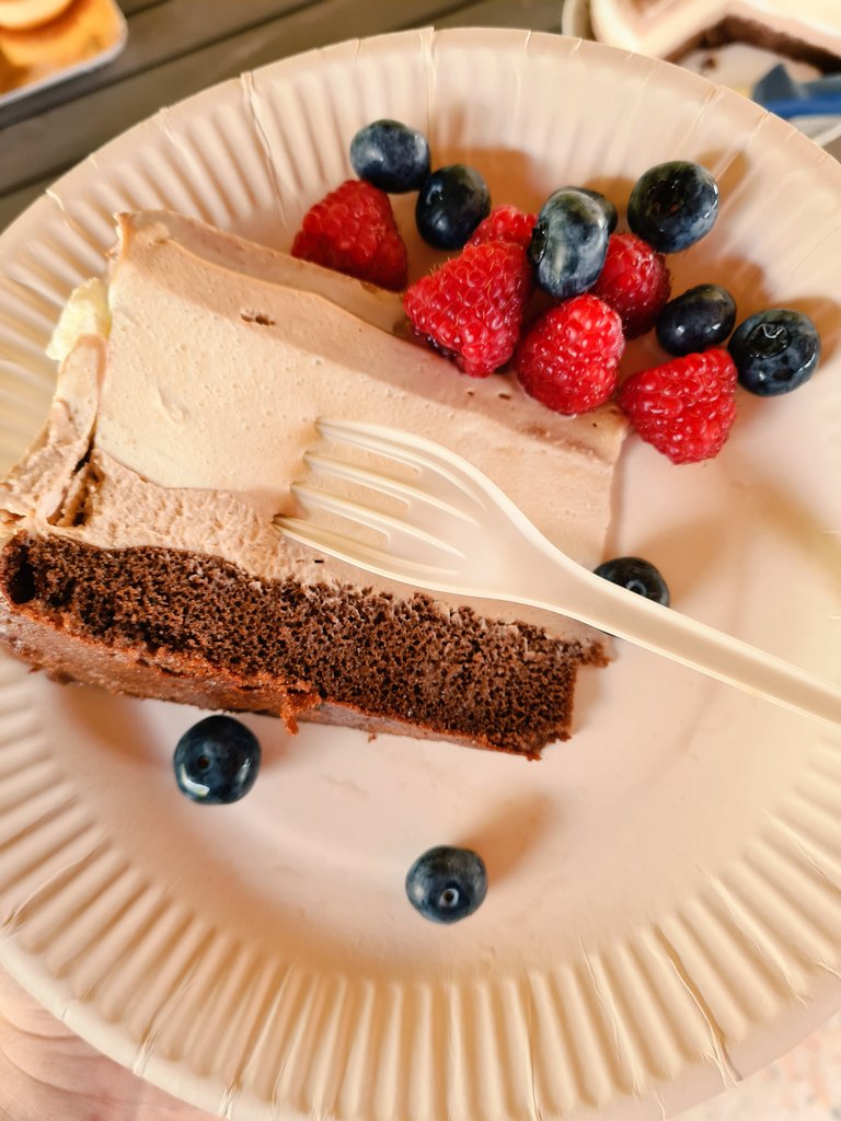 OokamiPaw's tweet photo. #KinderCake is the best cake 😚🍴 https://t.co/xFN7LlFVNP